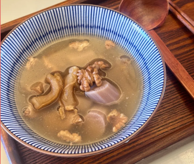 【周末靓汤】腰膝乏力，面色萎黄，试试“核桃山药猪蹄筋汤”